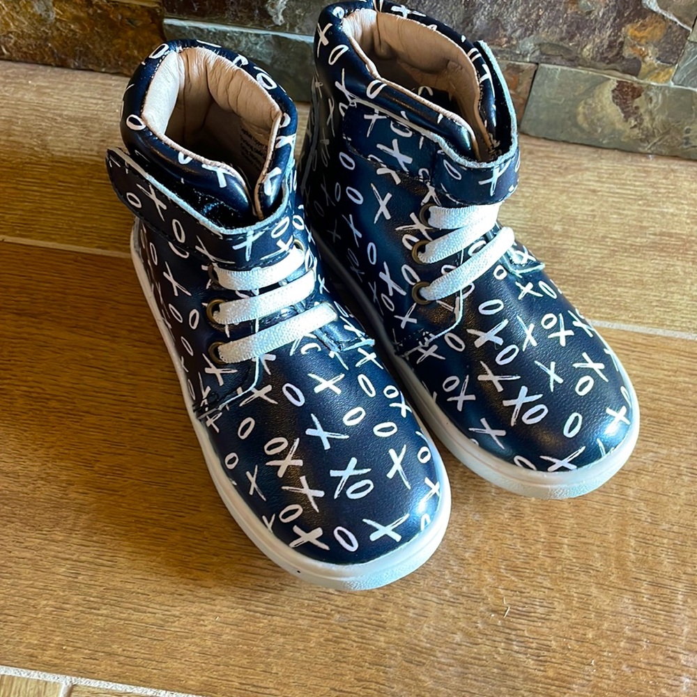 New without tags Monkey Feet XOXO Hightops
